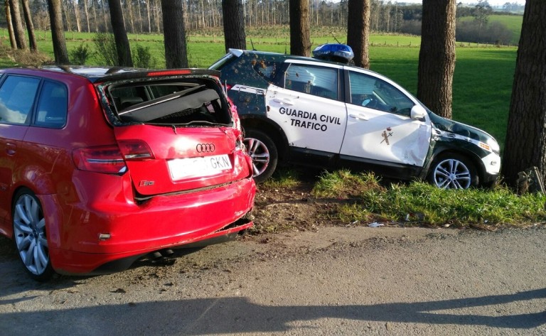 Un Audi A3 choca contra la patrulla de Tráfico