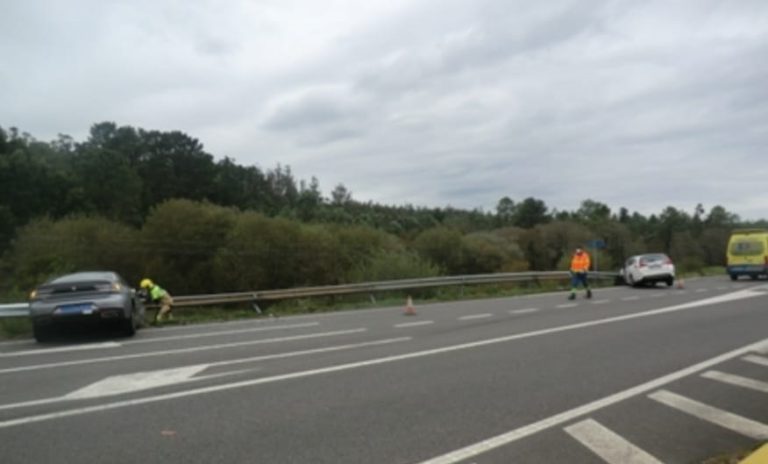 Catro persoas feridas nun accidente entre dous coches en Berdeogas